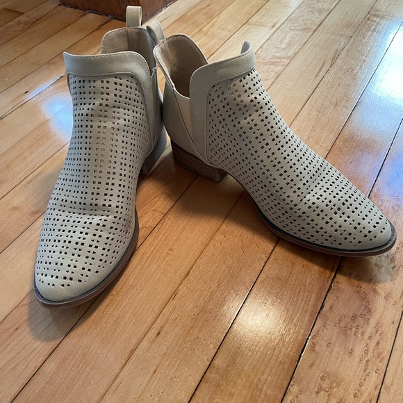 Cream/white suede ankle boots size 9/9.5 with 1 inch heel - Picture 7 of 10